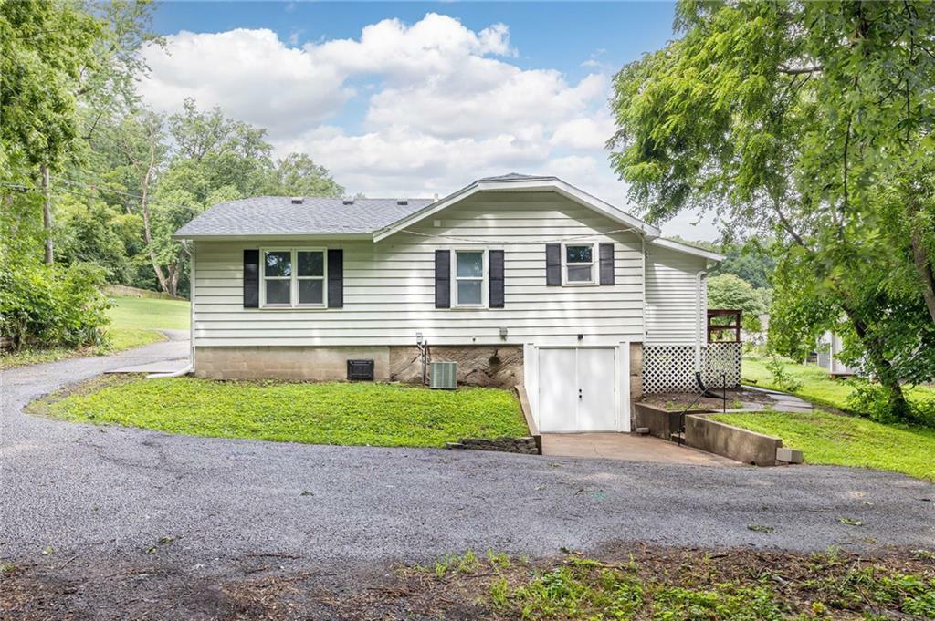 Property Photo:  3815 E Ayrlawn Drive  MO 64503 