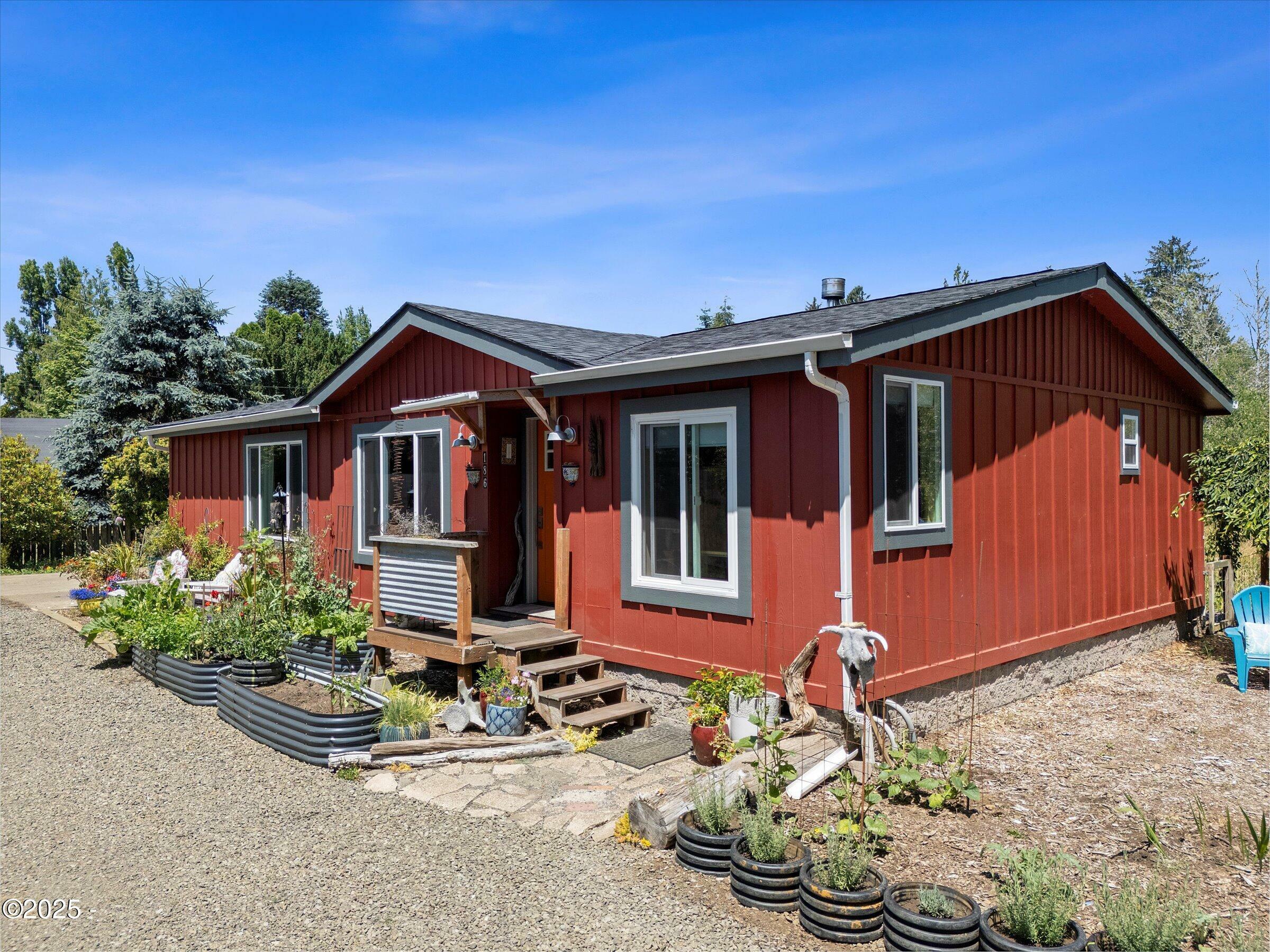 Property Photo: 186 NE Palmer Street OR 97380