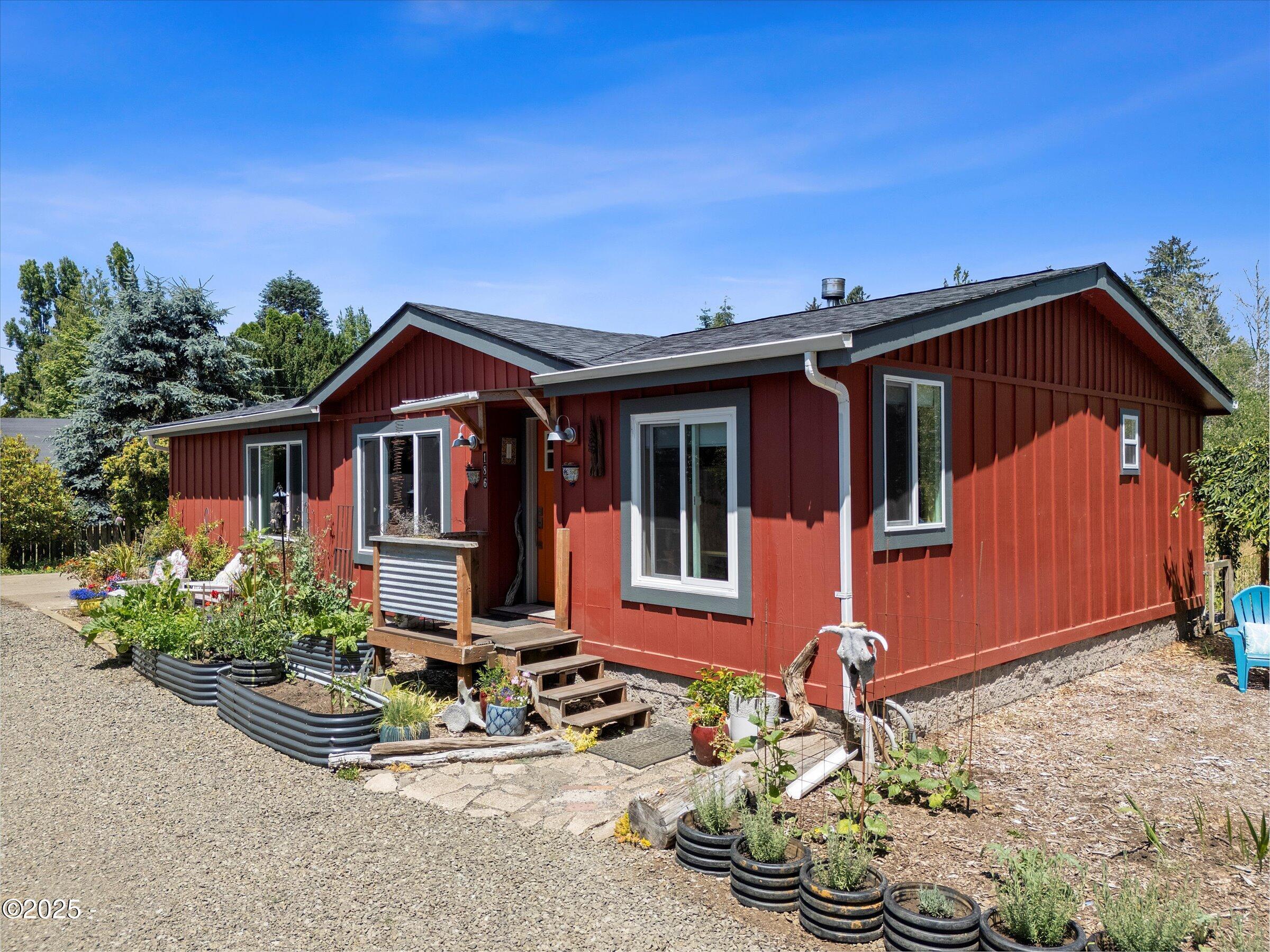 Property Photo: 186 NE Palmer Street OR 97380