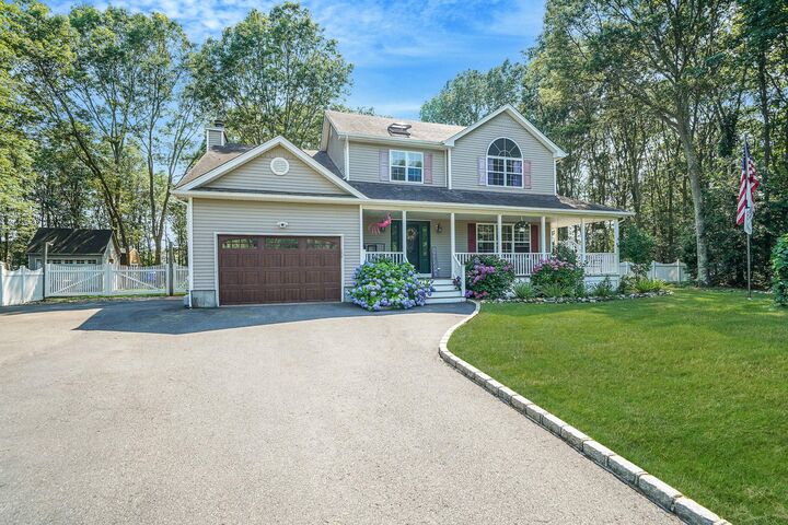 18 Wagon Wheel Lane  Center Moriches NY 11934 photo