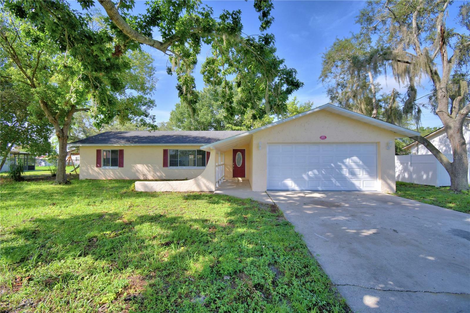 Property Photo:  215 Jefferson St  FL 33859 