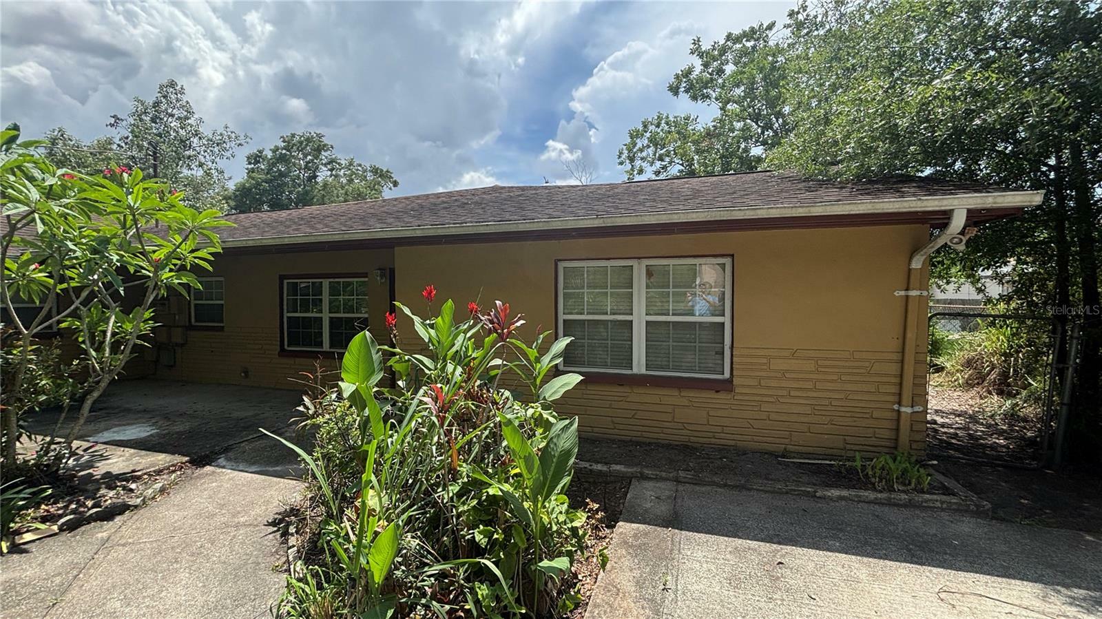 Property Photo: 10014 N Jasmine Avenue B FL 33612