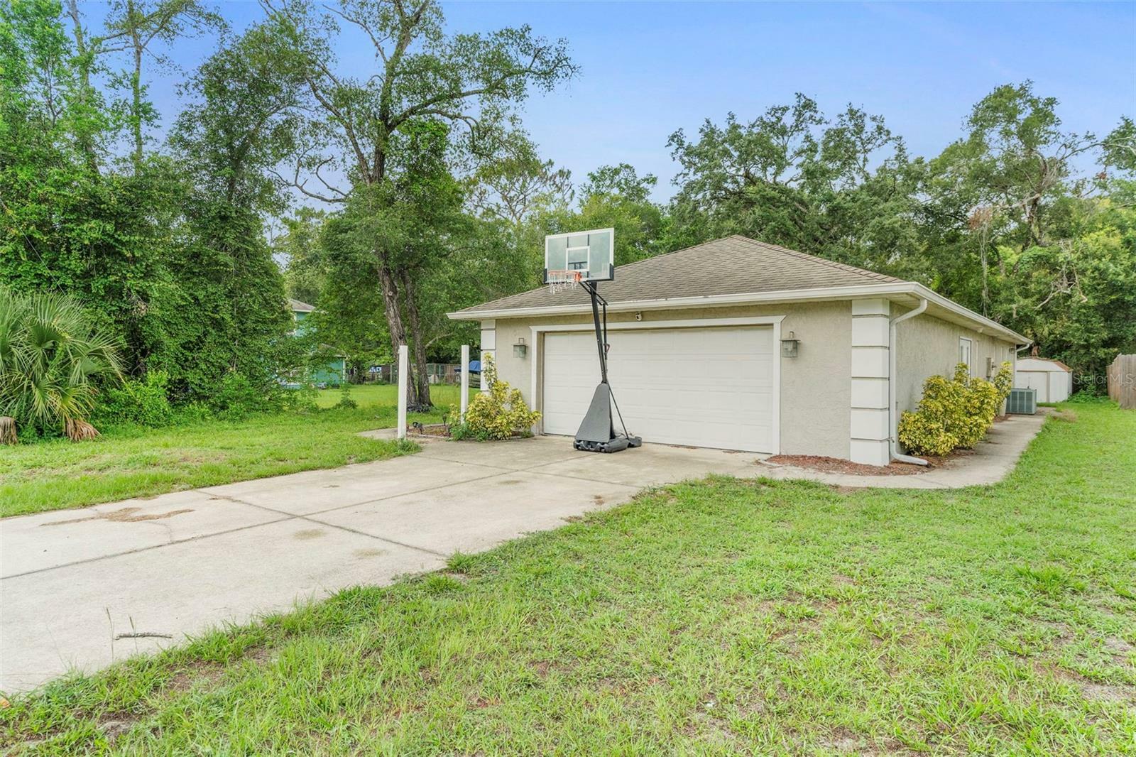 Property Photo: 1051 Springbank Avenue FL 32763