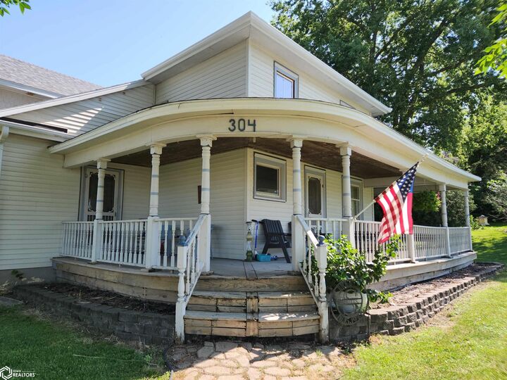 Property Photo:  304 3rd Street  IA 50242 