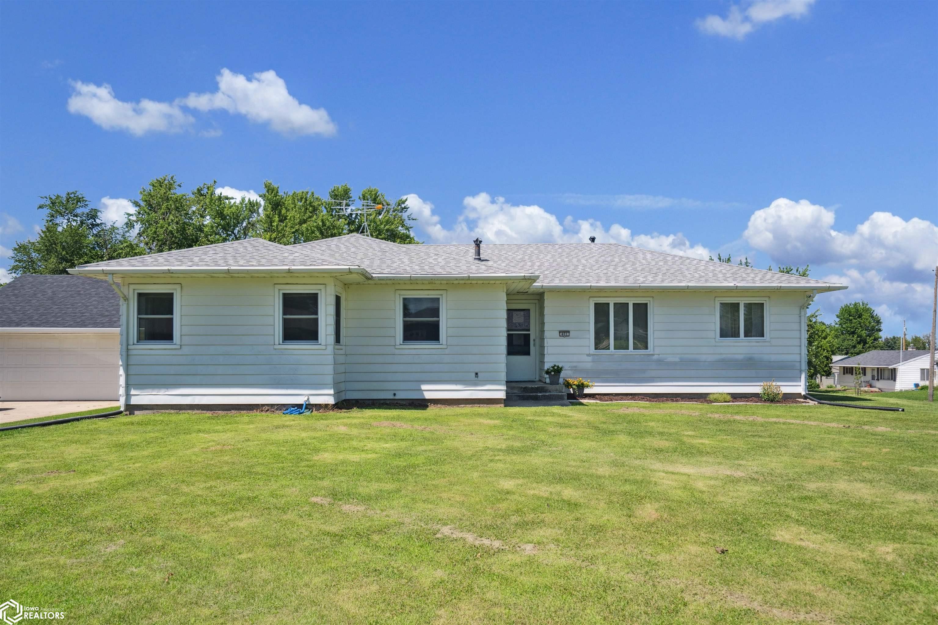 Property Photo: 401 Edgeland Drive IA 50158