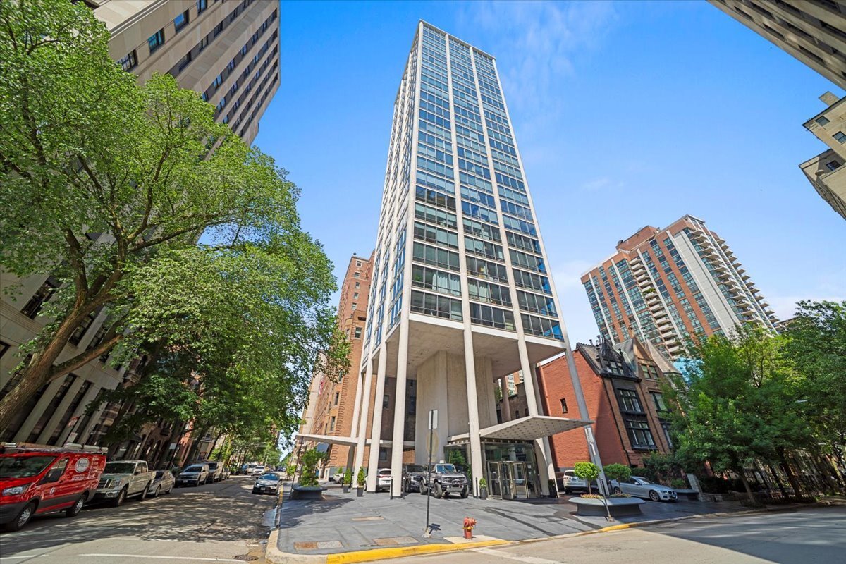 Property Photo: 1300 N Astor Street 18B IL 60610