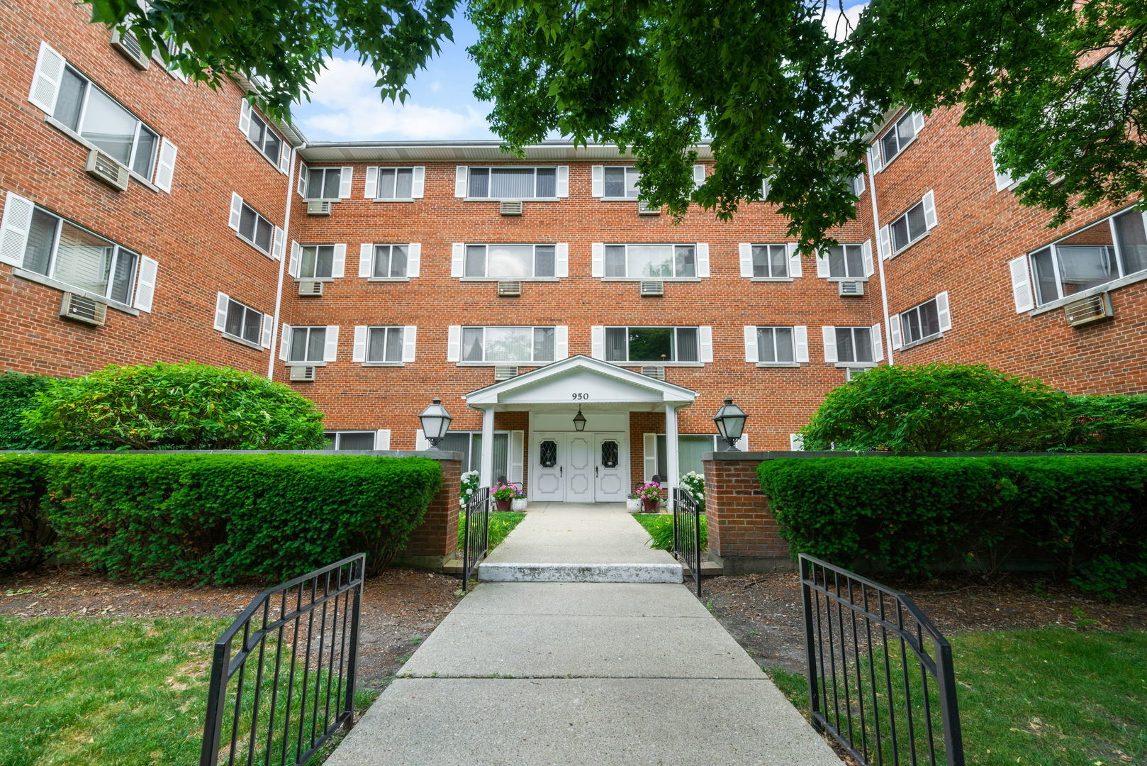 Property Photo: 950 Washington Boulevard 206 IL 60302
