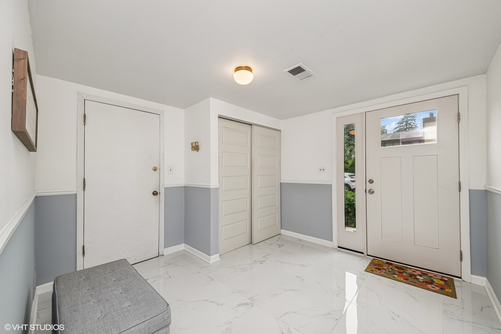 Property Photo: 813 Shawnee Trail IL 60172