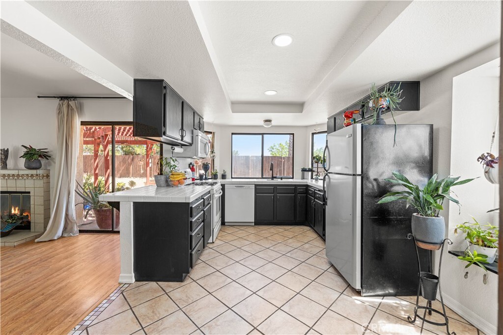 Property Photo:  4761 Avenida Vista Verde  CA 93551 