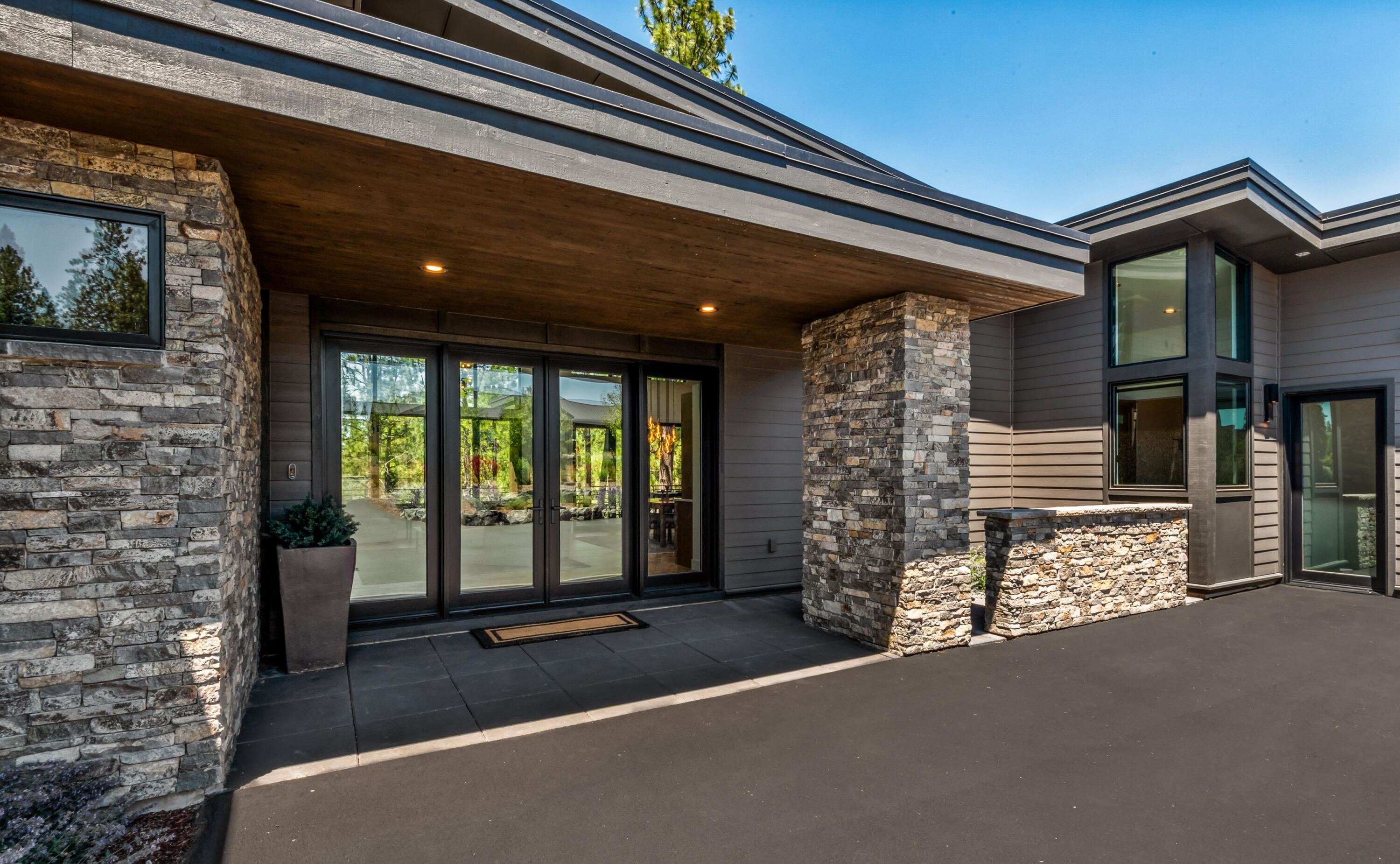Property Photo: 61889 Hosmer Lake Drive OR 97702