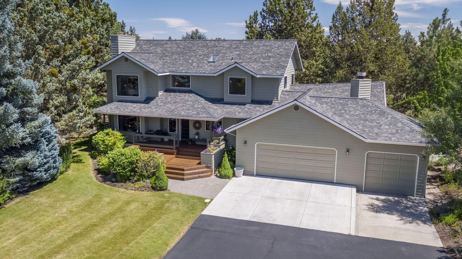 Property Photo: 62824 Loma Vista Drive OR 97701