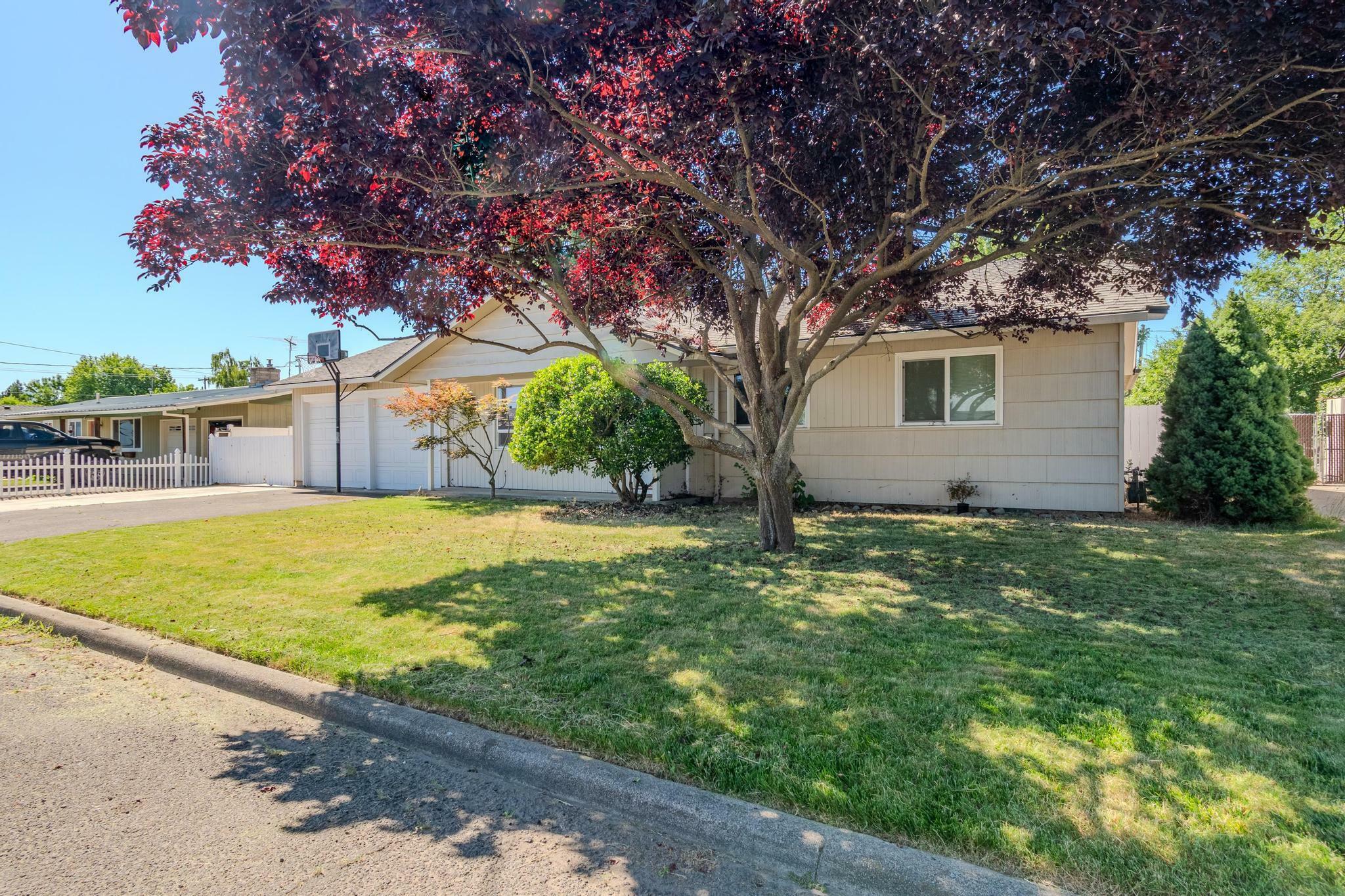 Property Photo: 104 Windsor Way OR 97502