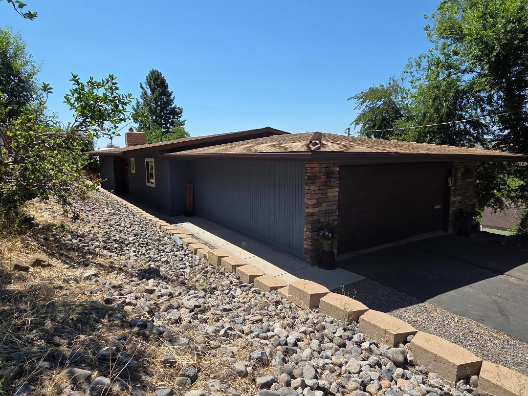 Property Photo: 2032 Huron Street OR 97601