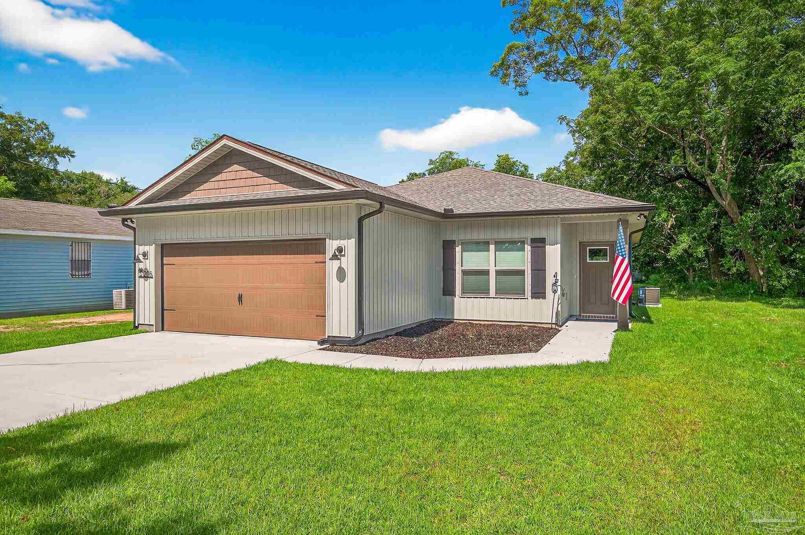 Property Photo: 205 Webb St FL 32533