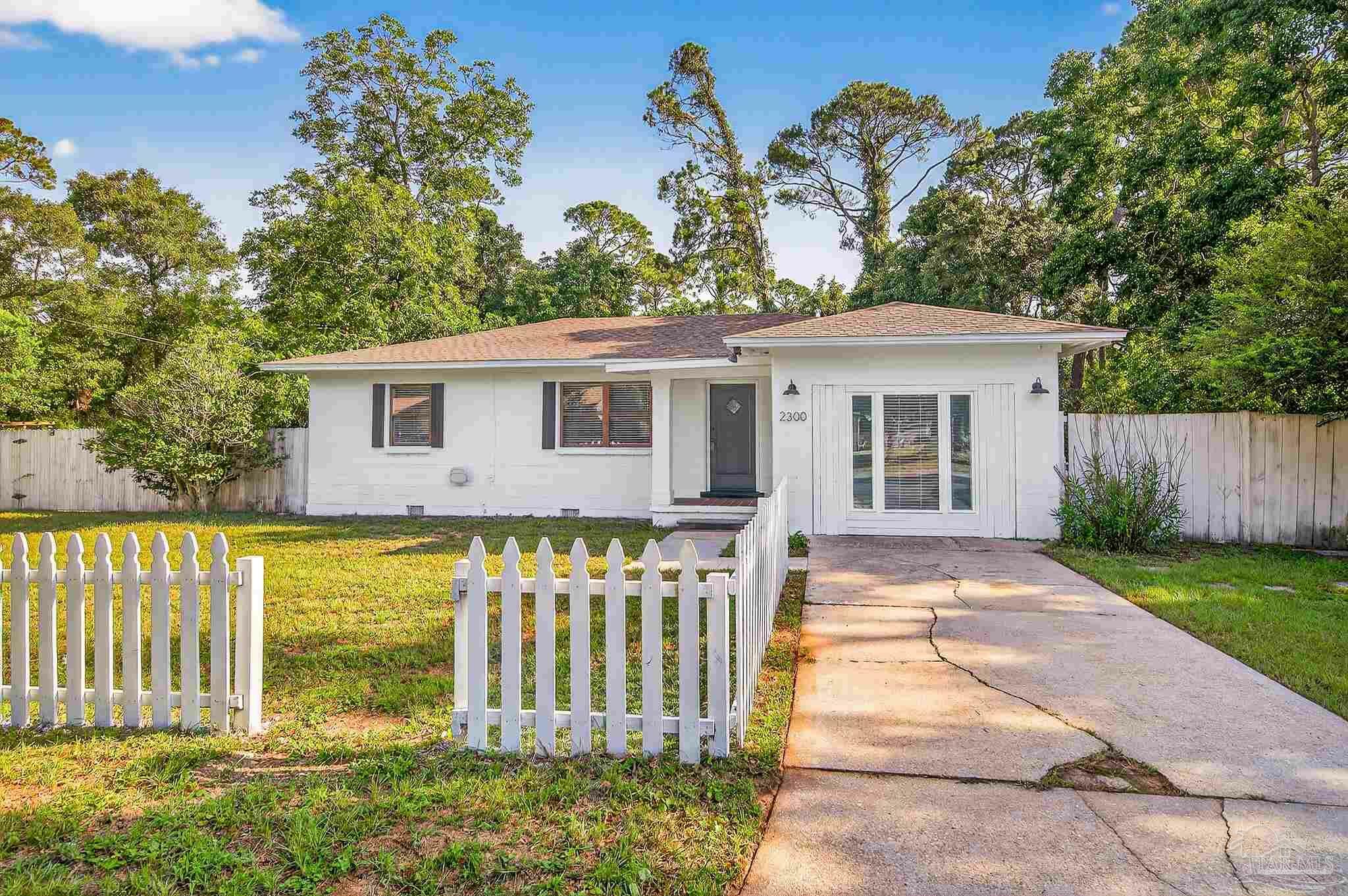 Property Photo: 2300 Grundy St FL 32507