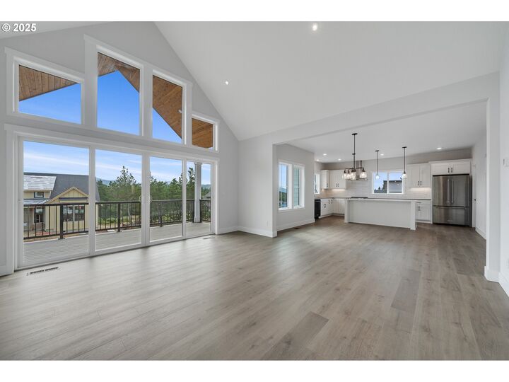 Property Photo: 483 Meadows Dr OR 97130