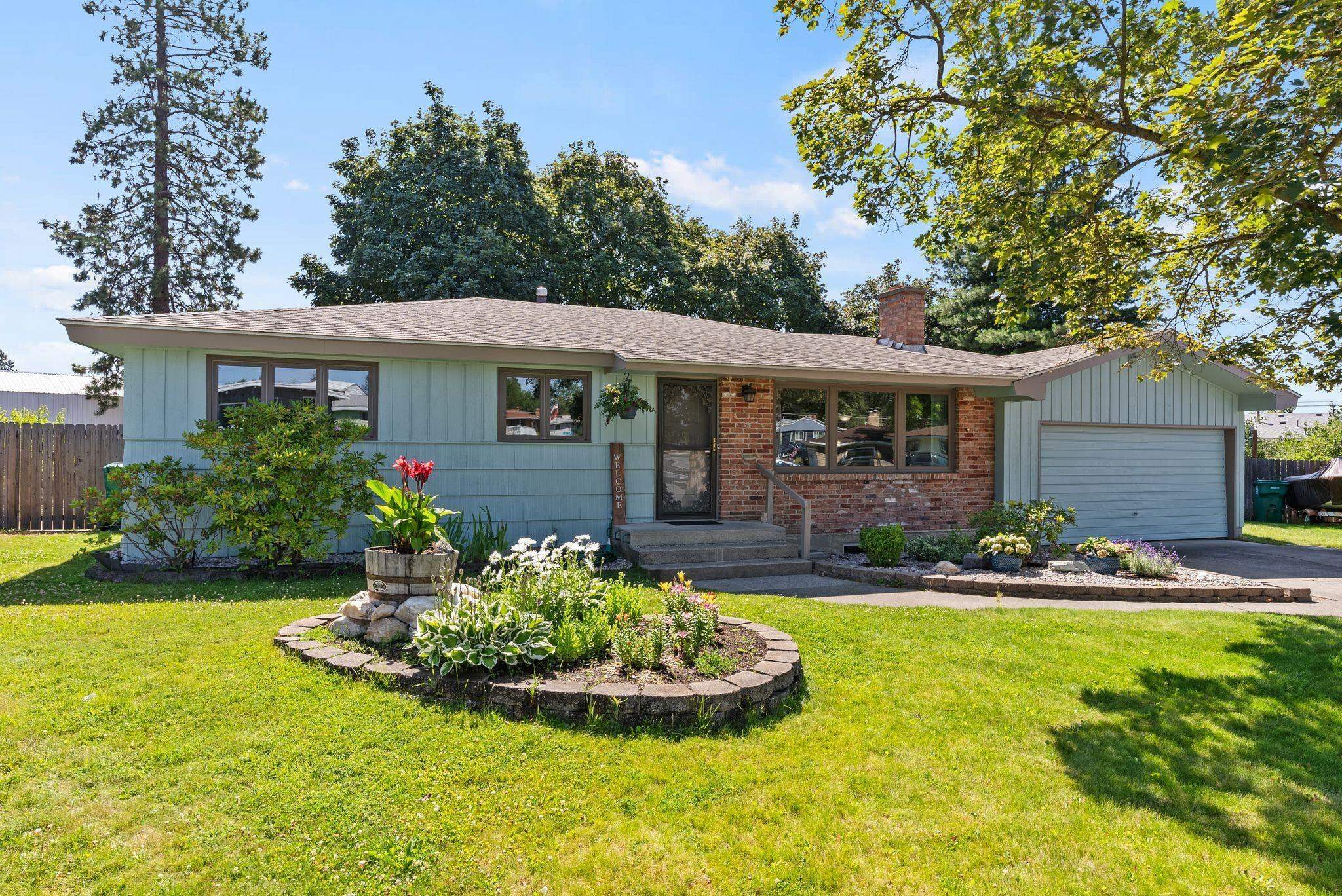 Property Photo: 2821 W Rosewood Ave WA 99205