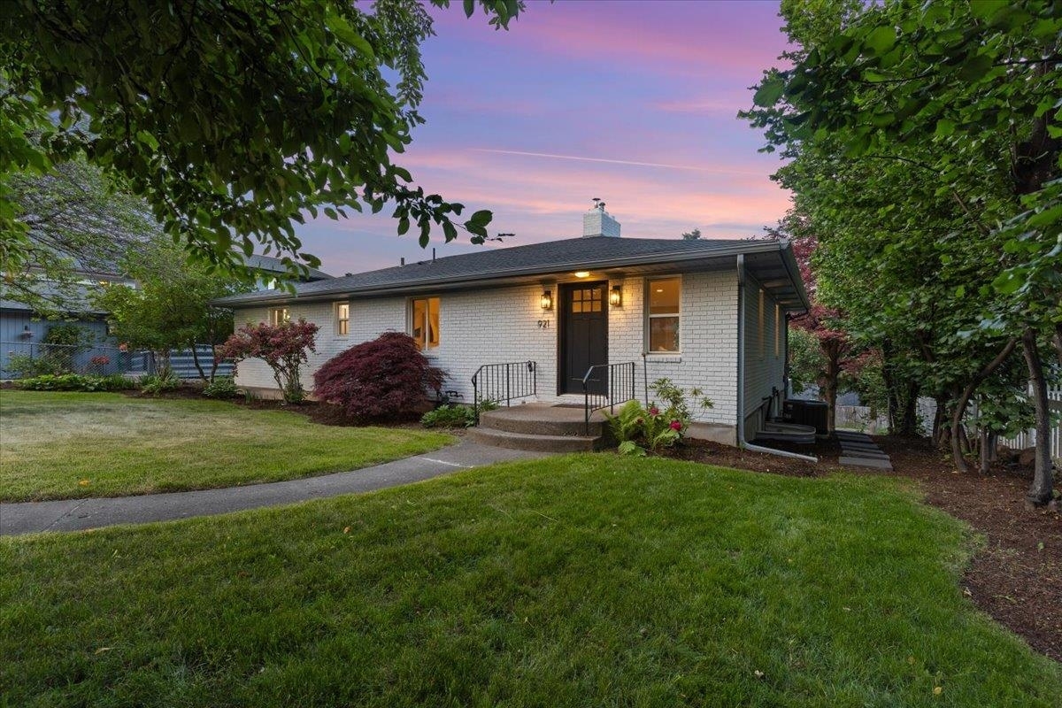 Property Photo: 921 S Wright Blvd WA 99019