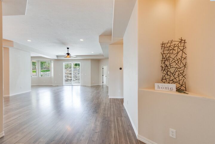 Property Photo: 3677 Windsor Ct WA 99352