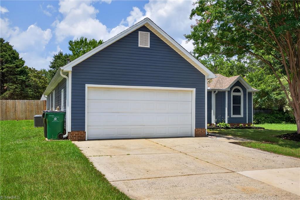 Property Photo:  1811 Tufnell Court  NC 28262 