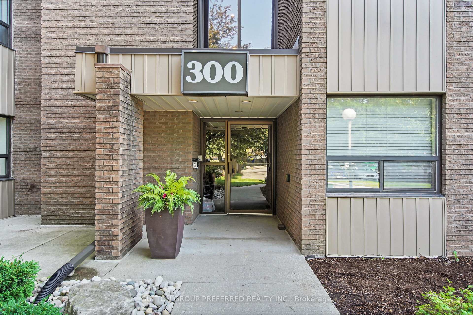 Property Photo: 300 Everglade Crescent 213 ON N6H 4P8