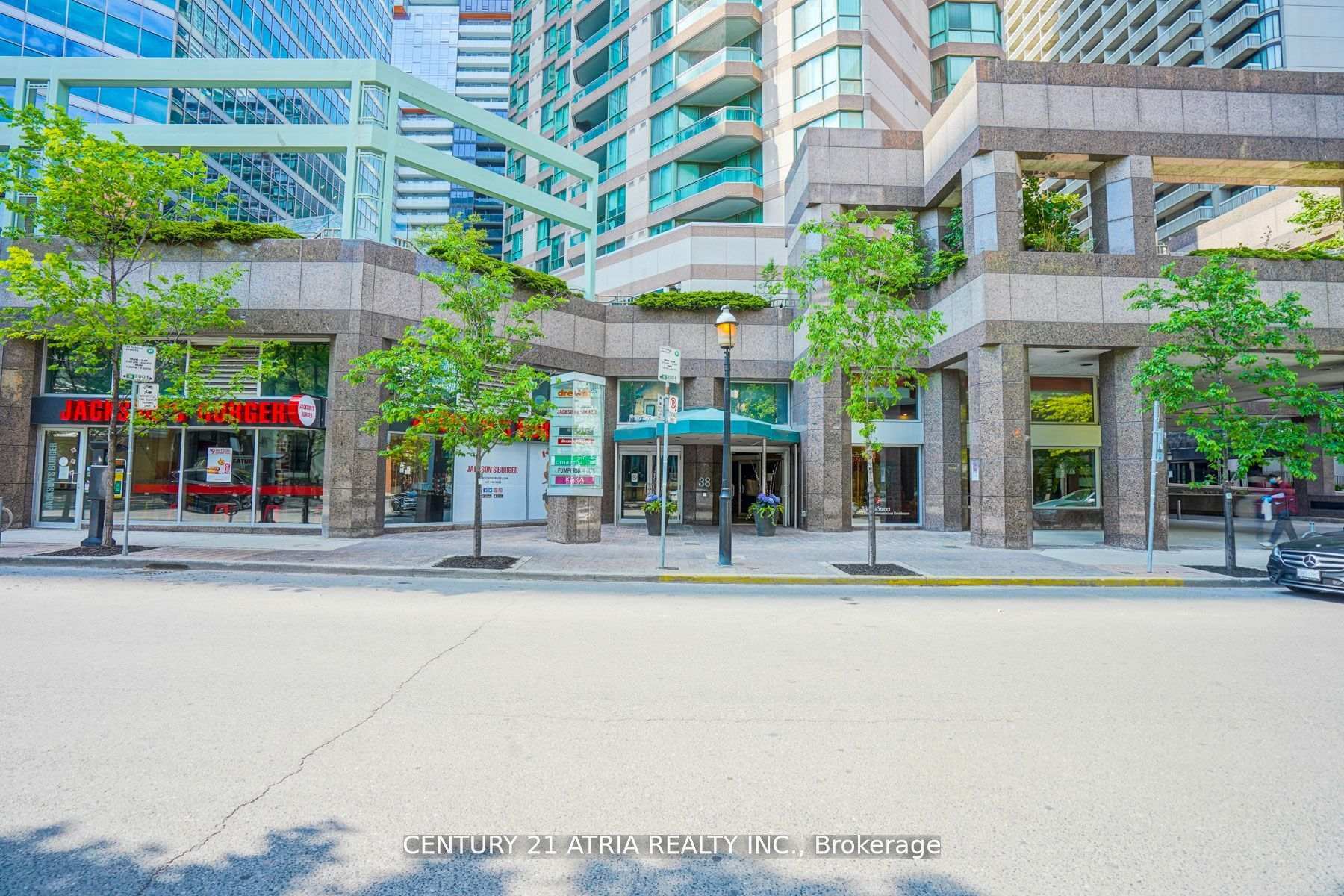 Property Photo: 38 Elm Street 2913 ON M5G 2K5