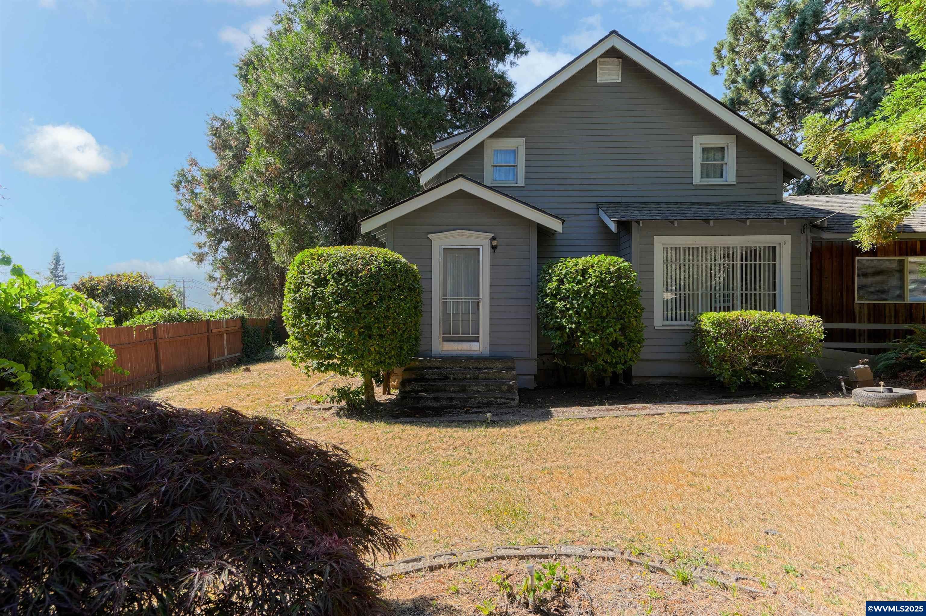 Property Photo: 690 Tulip Av OR 97304