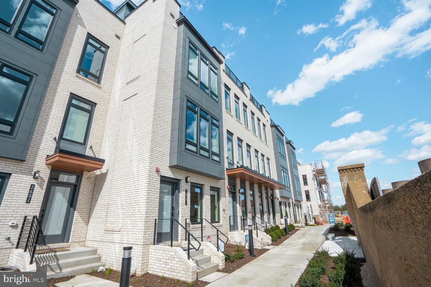 Property Photo: 61 Lower Service Court NW The Bend 863 DC 20001