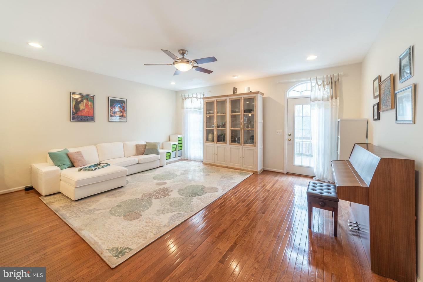 Property Photo: 6931 Rolling Creek Way VA 22315
