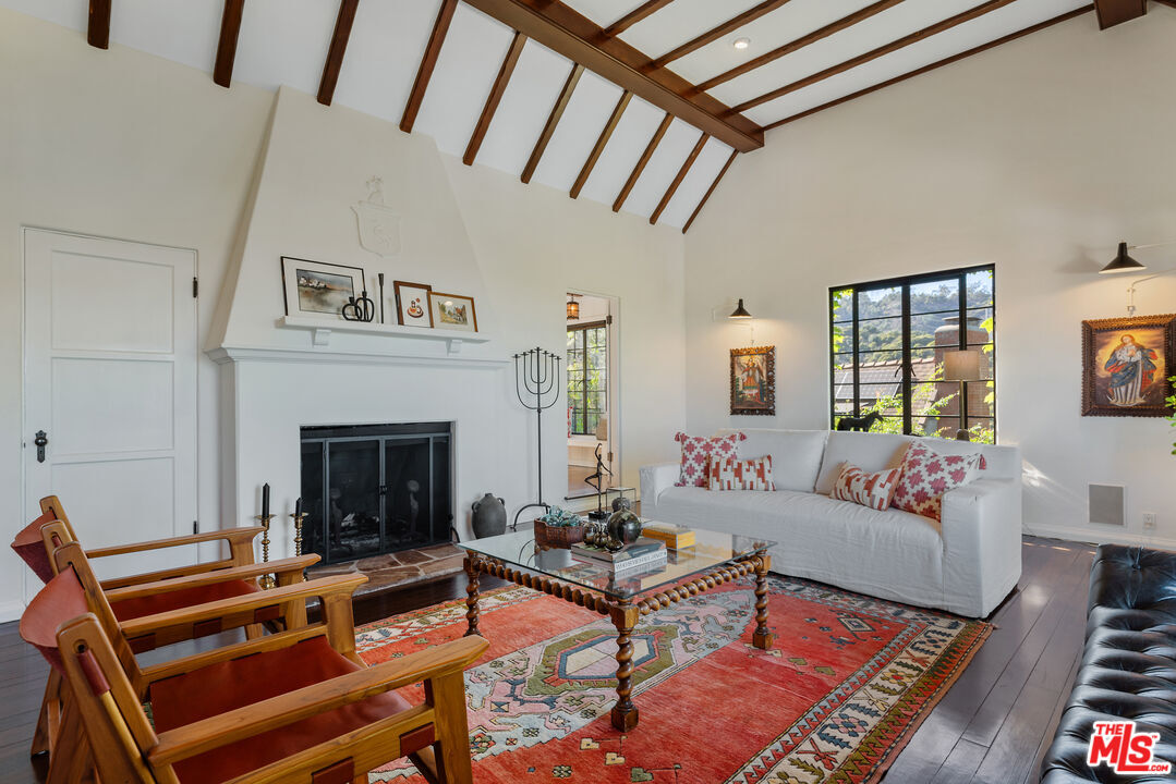 Property Photo: 3827 Carnavon Way CA 90027