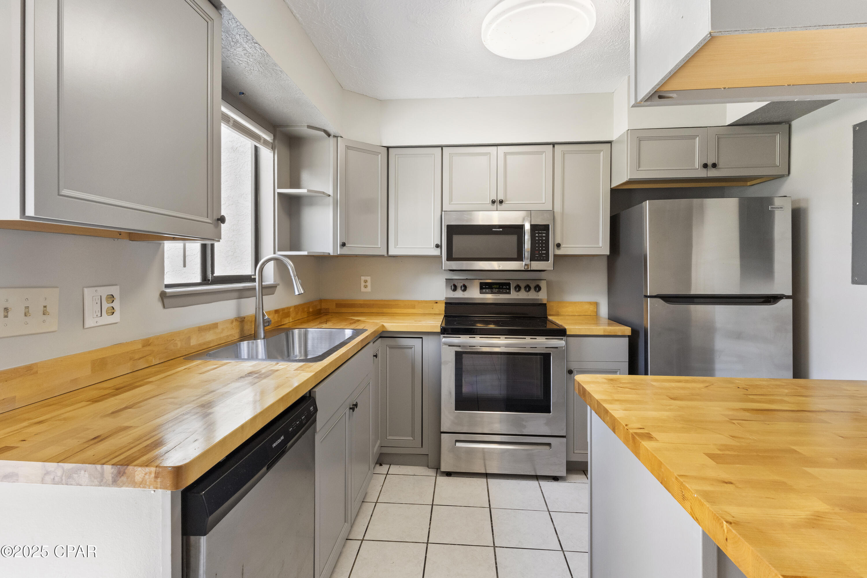 Property Photo: 428 Venetian Way FL 32405