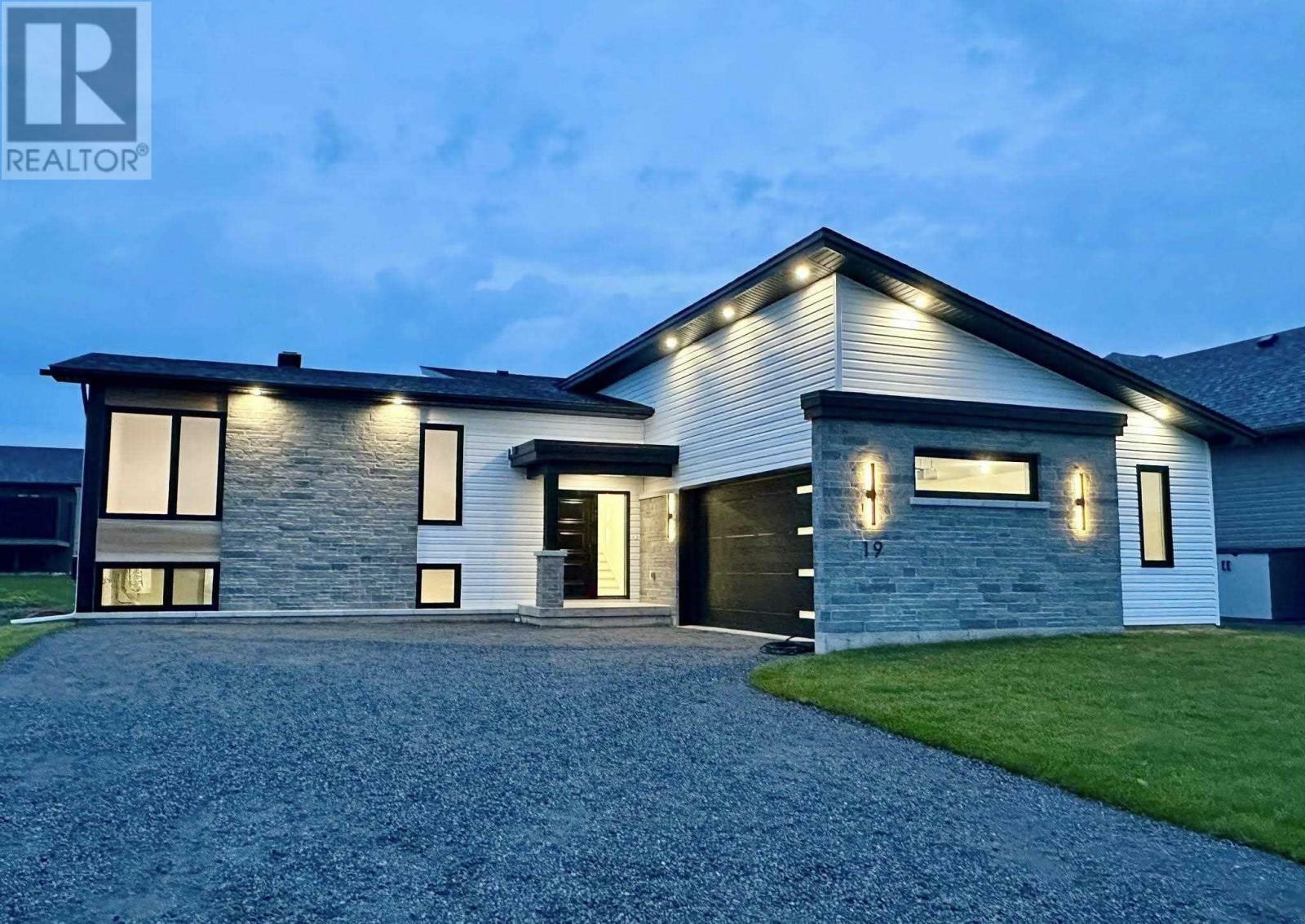 19 Noah Dr  Sault Ste. Marie ON P6C 6E6 photo