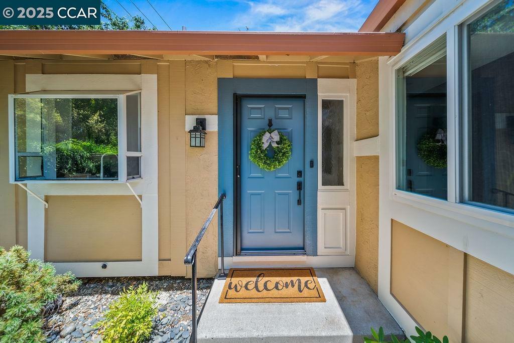 Property Photo: 672 Savoy Ct CA 94598