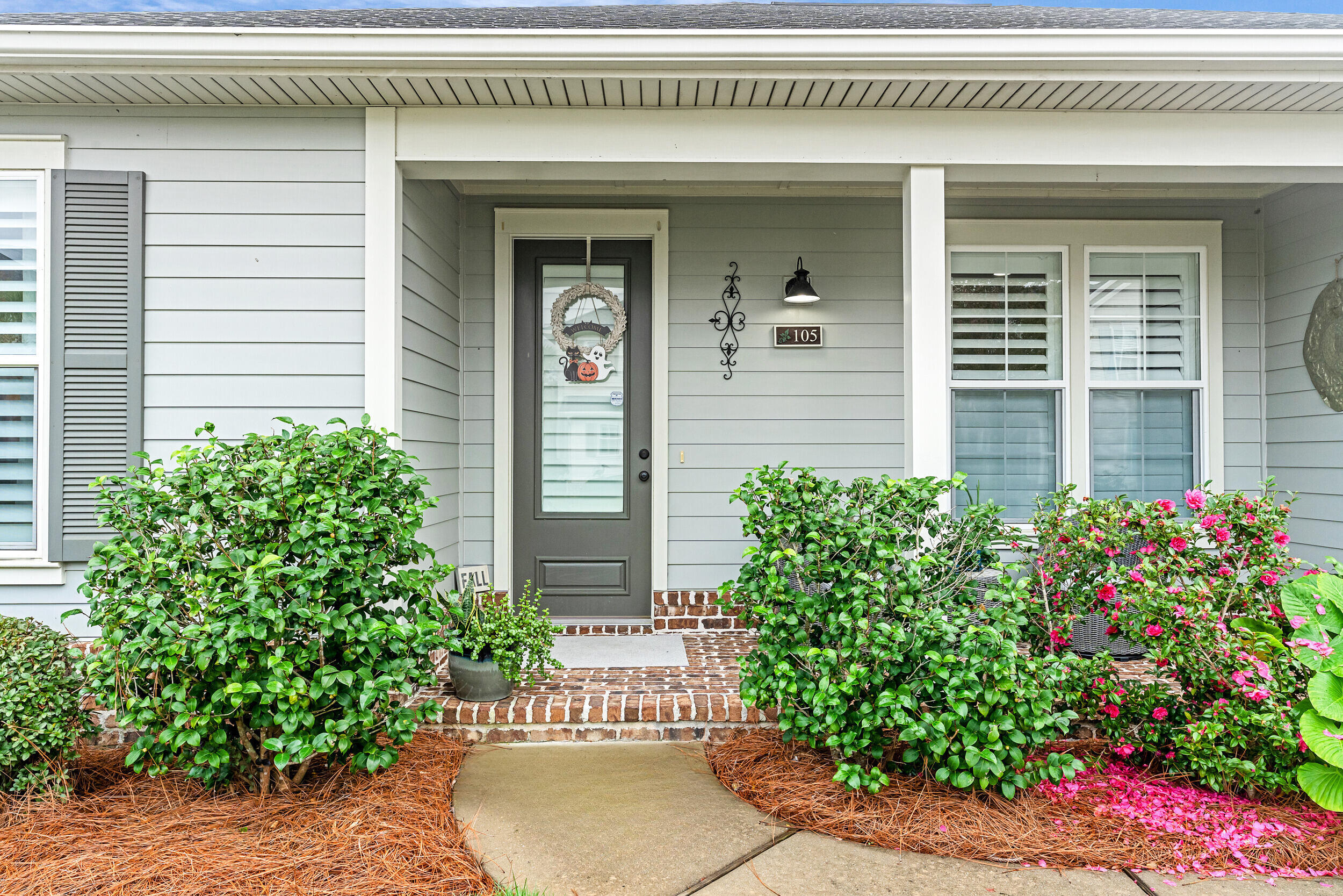 Property Photo: 105 Hatton Court FL 32459