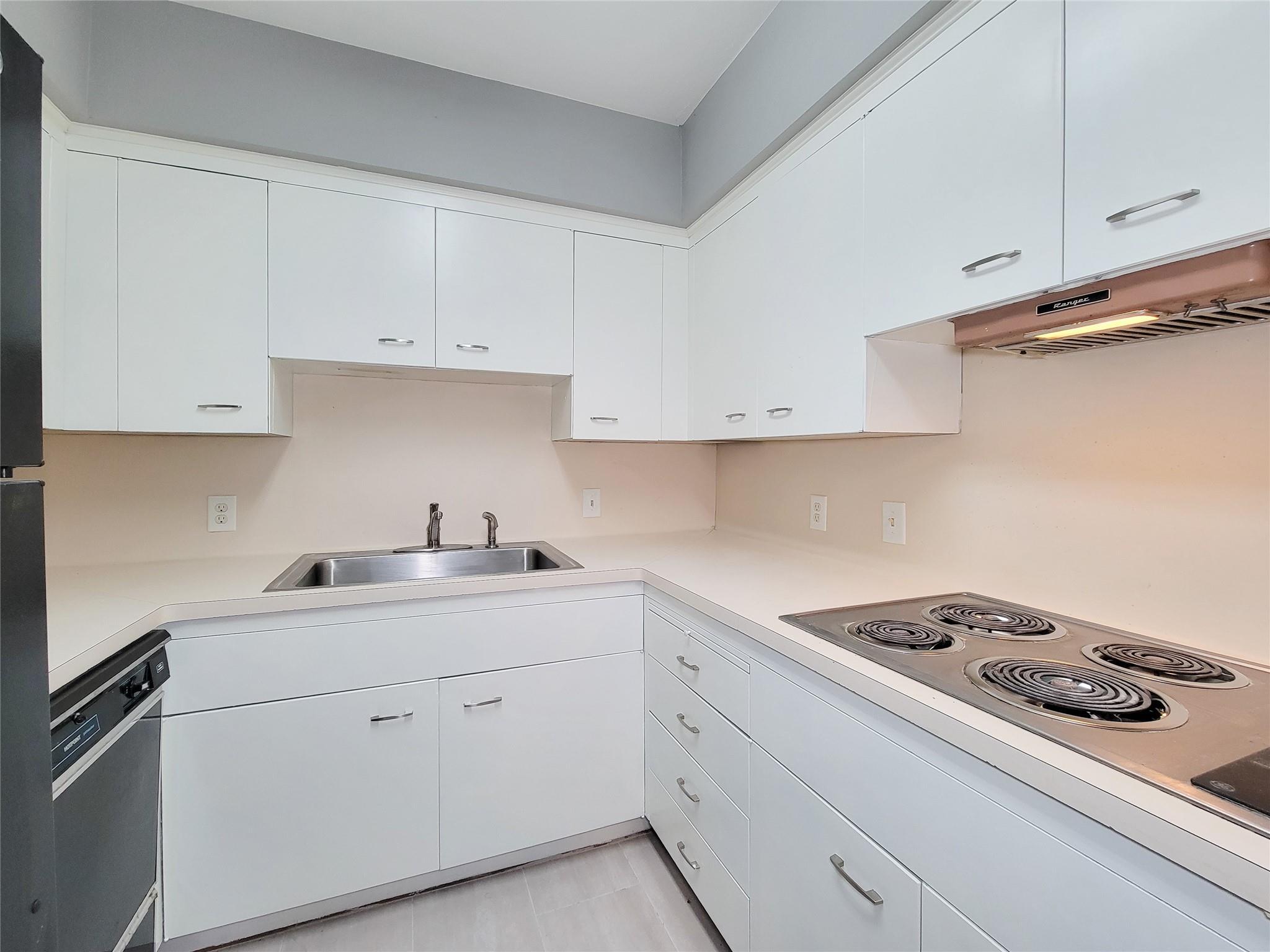 Property Photo:  2600 Bellefontaine Street A21  TX 77025 