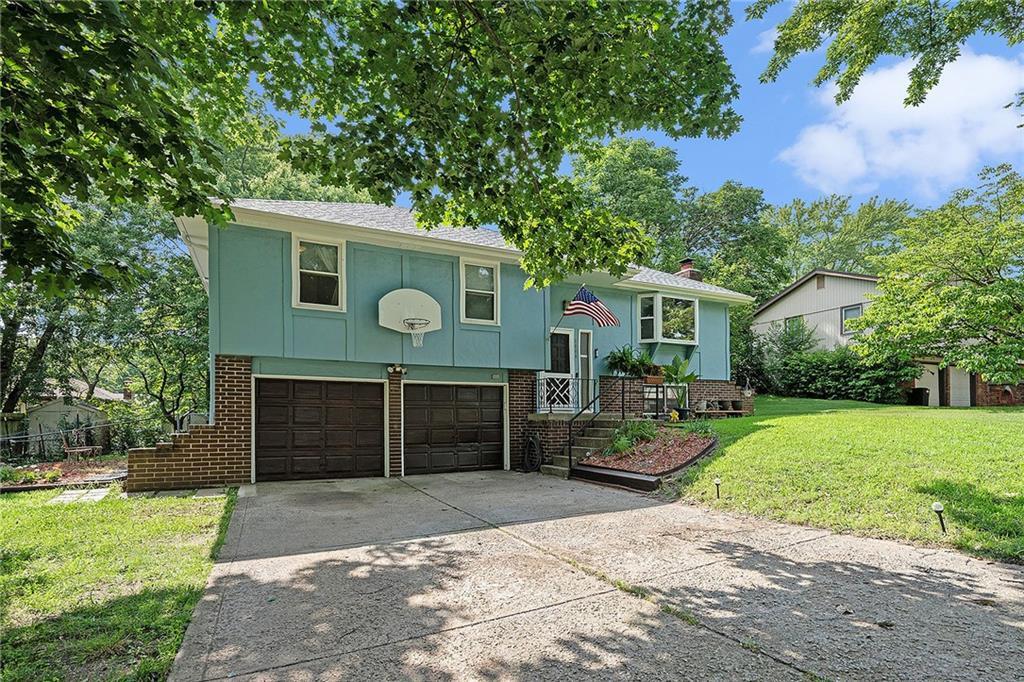 Property Photo: 7608 N Serene Avenue MO 64152