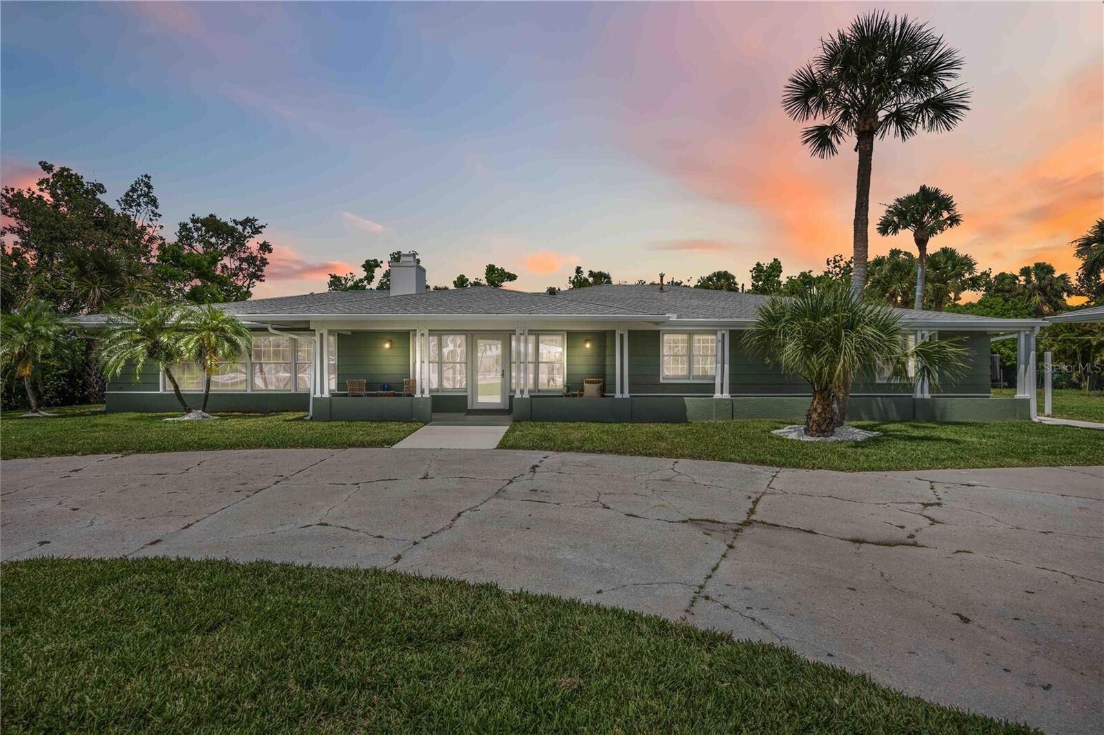 Property Photo:  311 Island Circle  FL 34242 