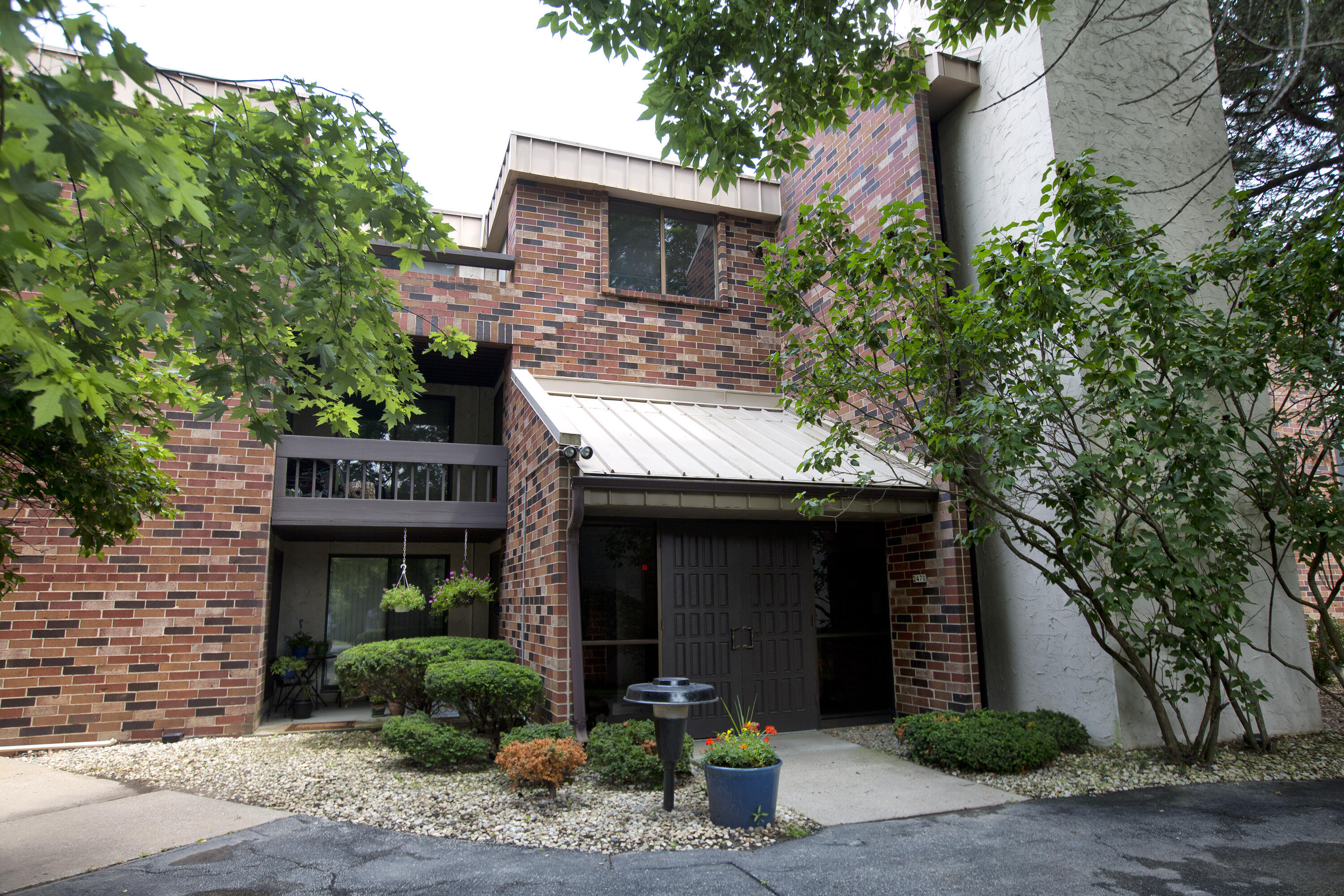 Property Photo: 2470 W Good Hope Rd 262 WI 53209