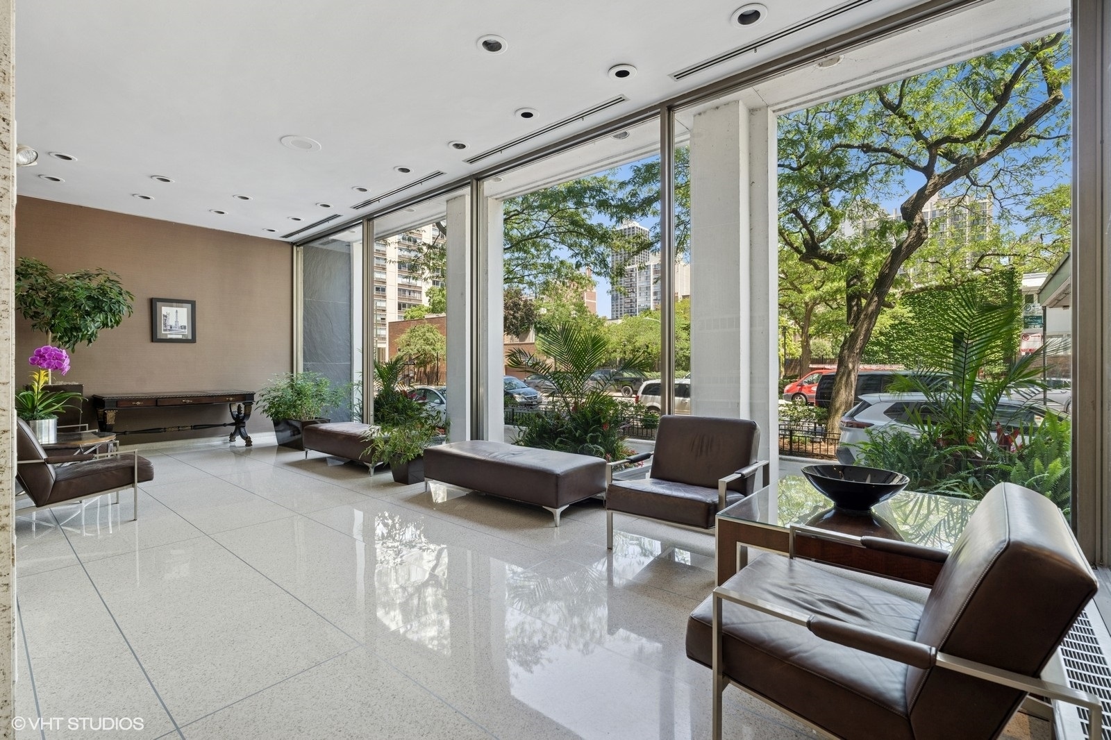 Property Photo: 1455 N Sandburg Terrace 204 IL 60610