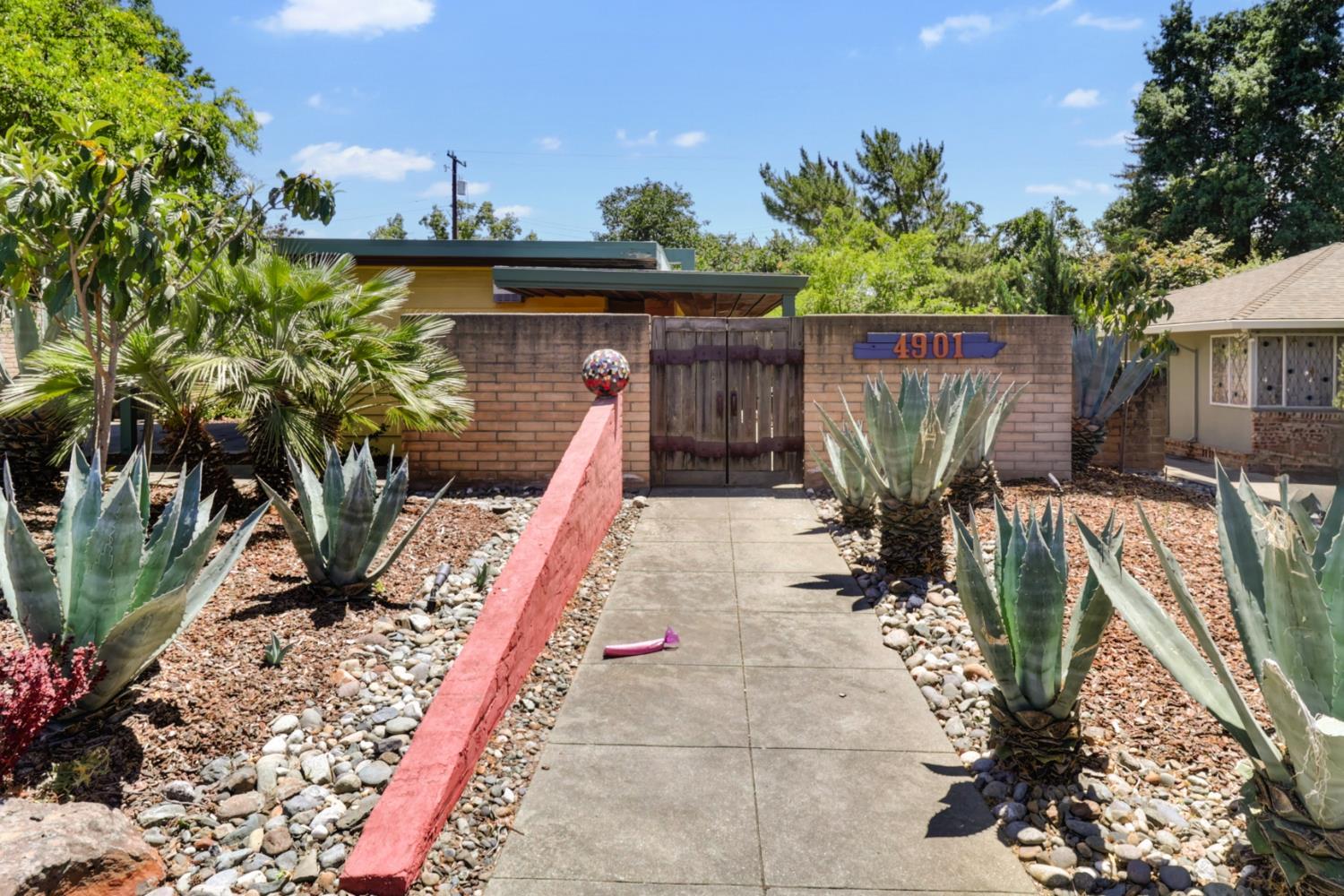 Property Photo: 4901 Crestwood Way CA 95822