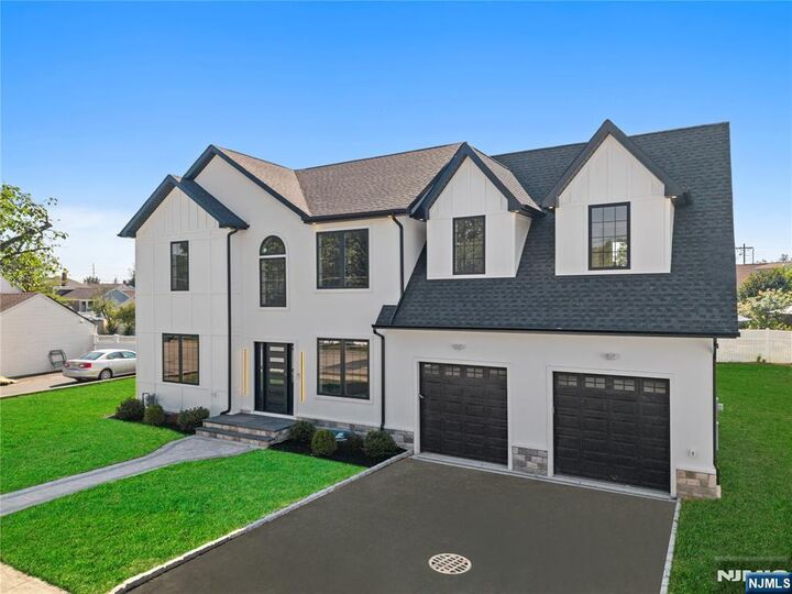 Property Photo:  12 Thistle Court  NJ 07512 