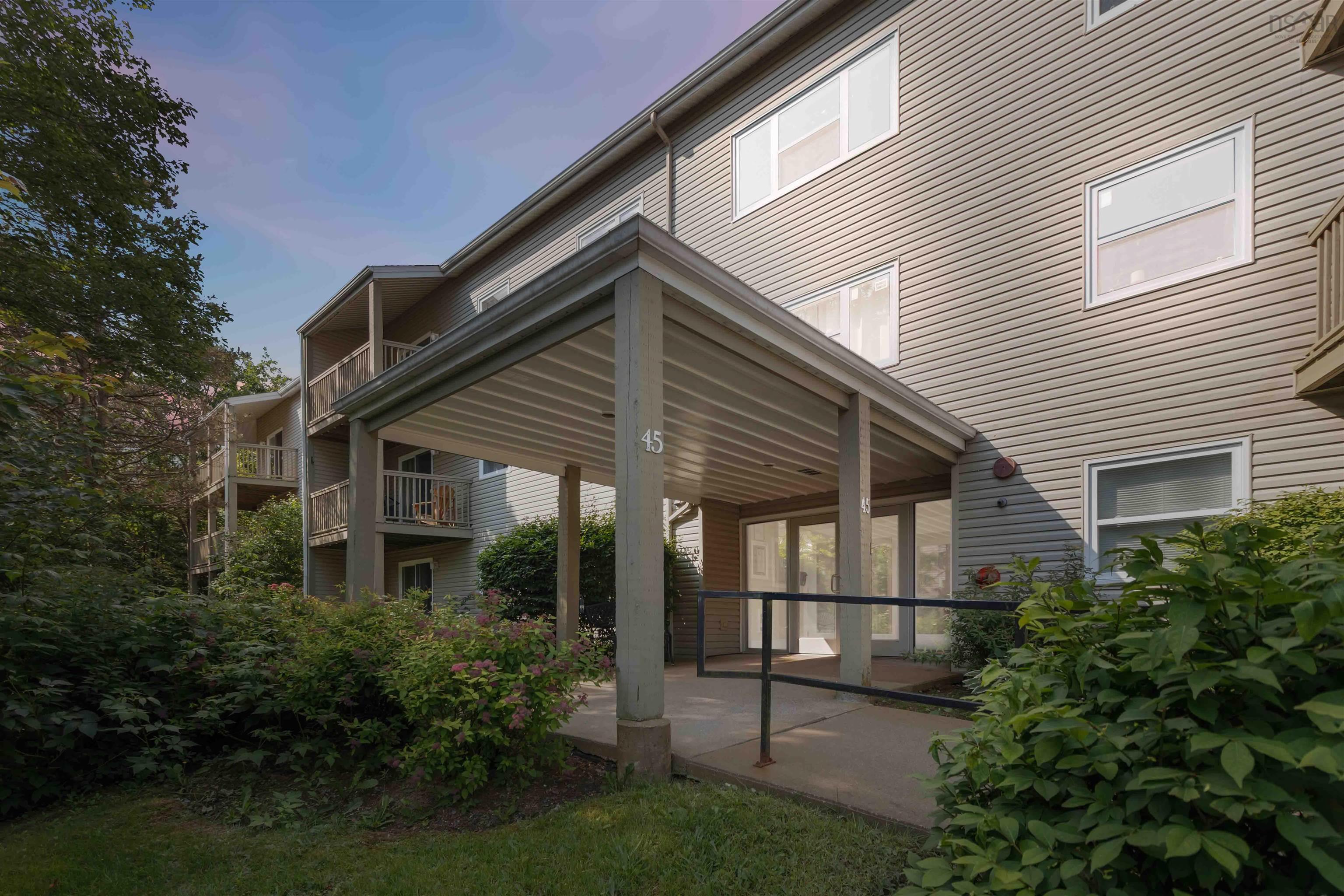 Photo de la propriété:  105 45 Chelton Woods Lane  NS B3M 3Z7 