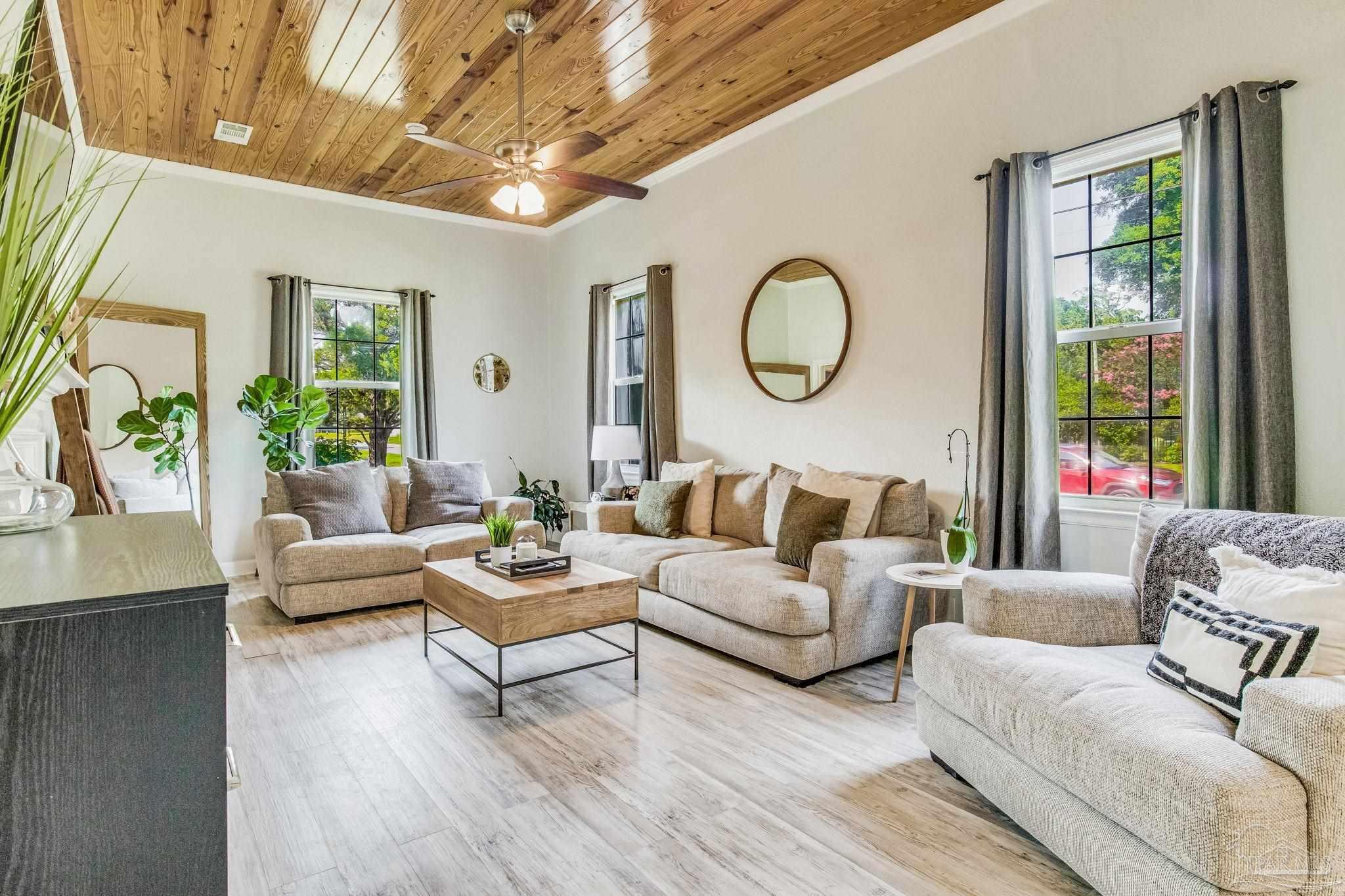Property Photo: 1629 E Lakeview Ave FL 32503