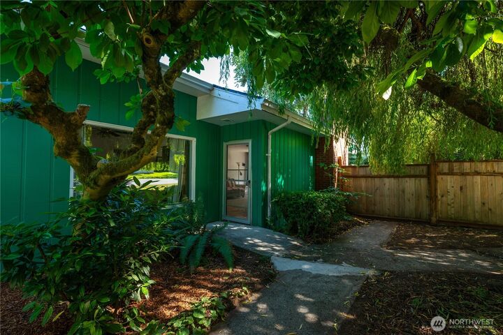 Property Photo:  1038 W Glenwood St  WA 98363 