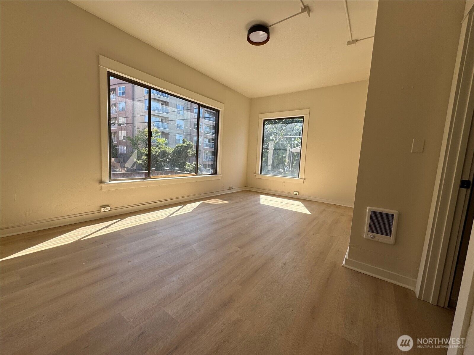 Property Photo:  314 E Mercer Street 2B  WA 98102 