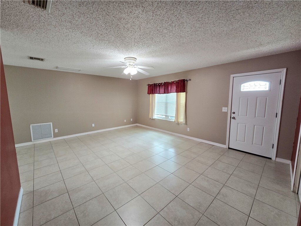 Property Photo: 725 17th Place SW FL 32962