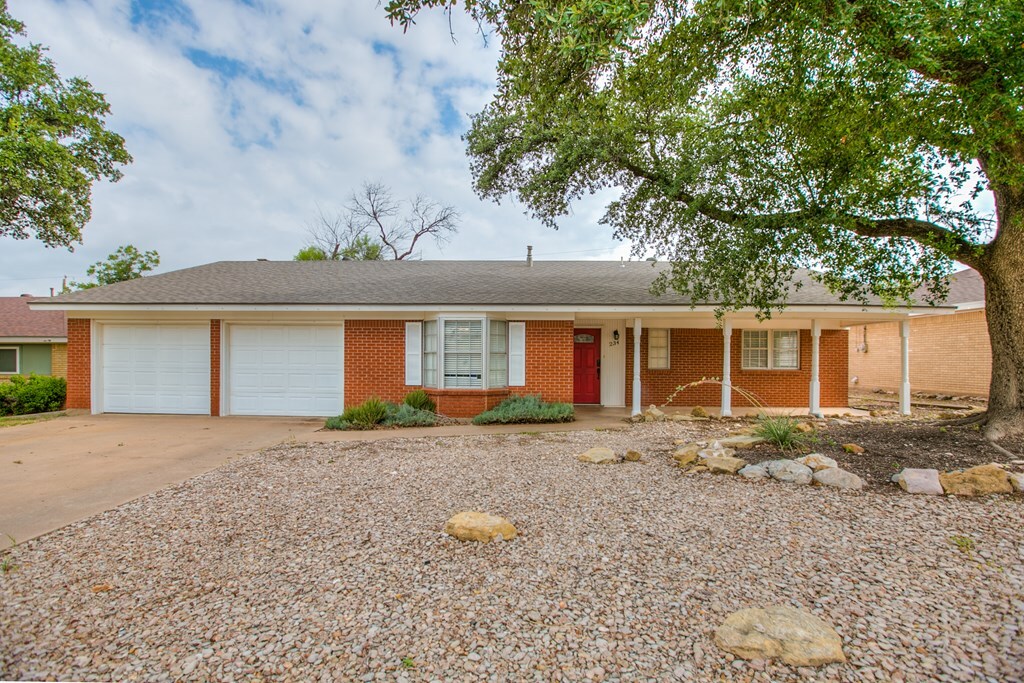 Property Photo: 234 Edgewood Dr TX 76903