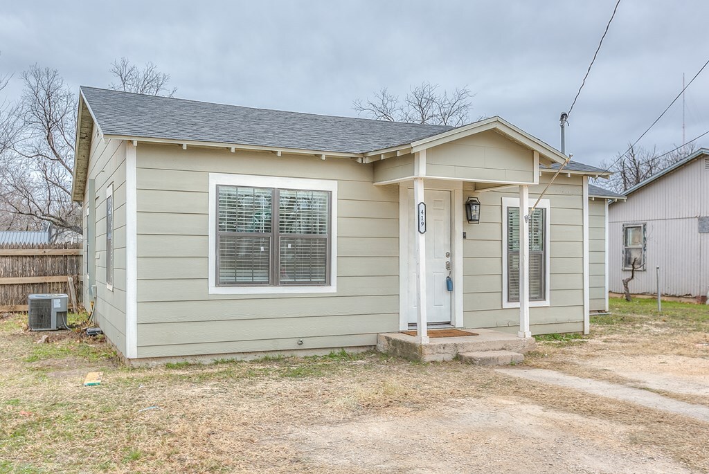 Property Photo: 419 E 29th St TX 76903