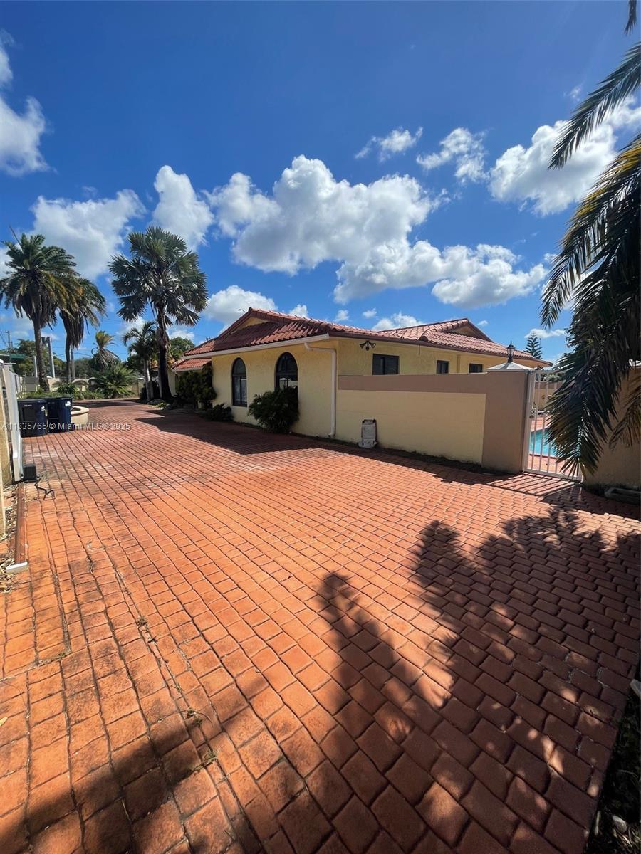Property Photo:  5550 SW 87th Ave  FL 33165 