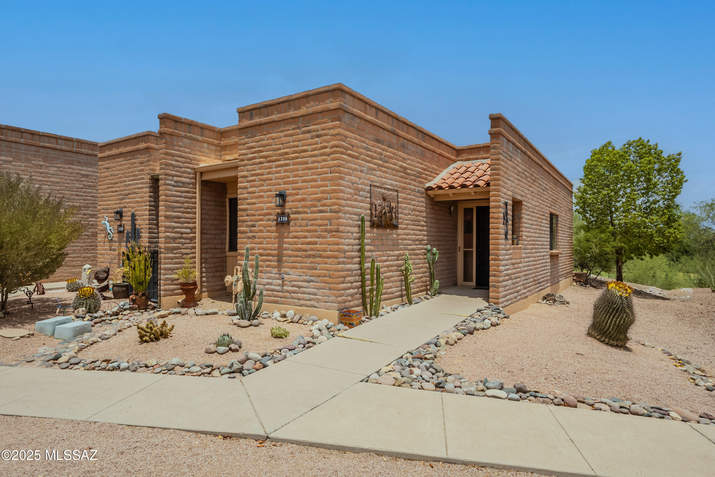 Property Photo: 1336 W Desert Hills Dr AZ 85622
